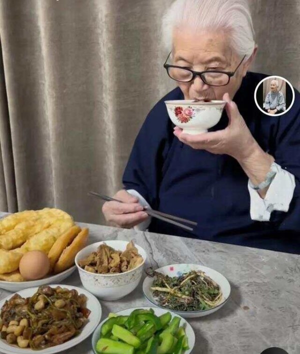 96岁奶奶的“极简生活”，衣着朴素，坚持清扫，从骨子里透出净