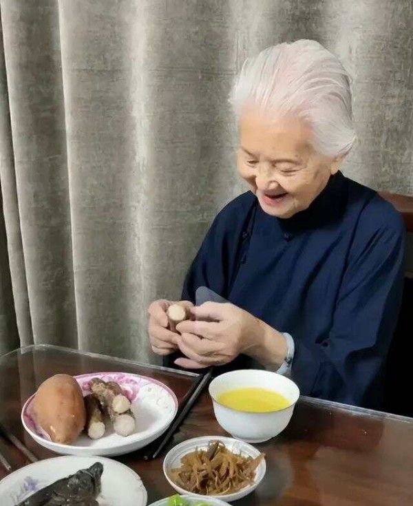 96岁奶奶的“极简生活”，衣着朴素，坚持清扫，从骨子里透出净
