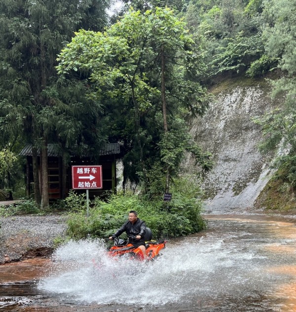 2、习水大坡飞鸽林场，越野车水中穿行，畅享 “车在画中游” 的避暑野趣 。习水县融媒体中心供图.jpg