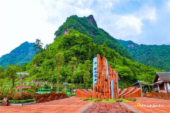 习水丹霞谷，千峰竞秀碧水绕，摩崖石窟与工业遗址藏古韵，避暑佳处。习水县融媒体中心供图.jpg