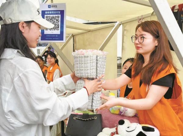 让校园内的闲置物品循环起来 高校循环集市人气旺