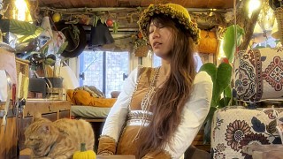 把房车改造成复古移动商店，在世界各地的二手跳蚤市场淘旧物，带回我们的房车上，并为大家一一展示，这是非