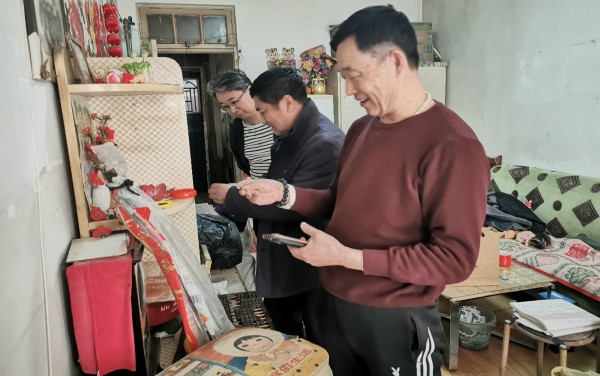 热心居民向青岛市北区档案馆捐赠十五件藏品