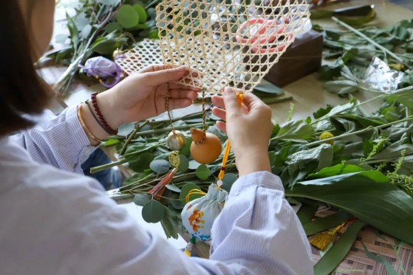 我们的节日丨城发集团举办“指尖上的端午情”女职工手作DIY主题活动
