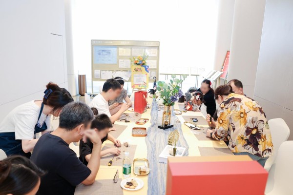 (深铁阅云境项目父亲节亲子手工DIY活动现场)