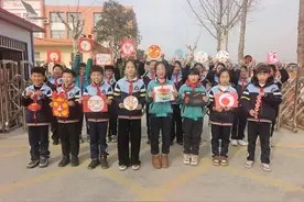 临沂新桥唐庄小学开展庆元旦手工制作活动图片