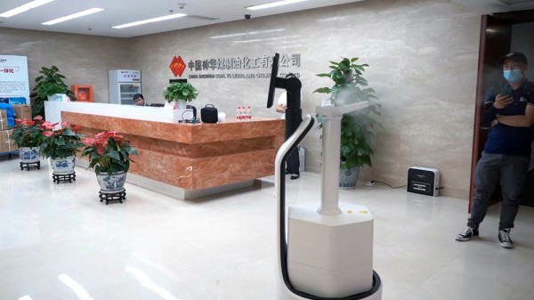 硬核！办公室出动机器人“新员工”，自主消毒无需人工干预