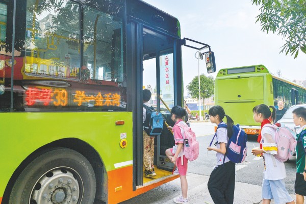 护学公交为学生提供便利服务。 (黄维业 摄)