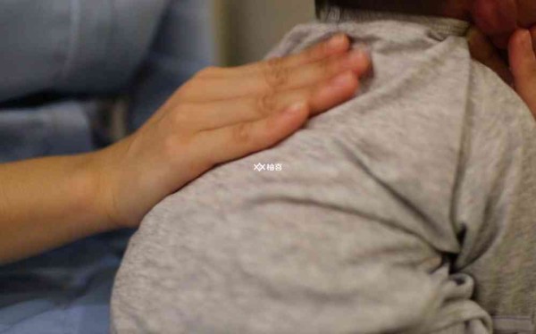 新生儿吃奶拍嗝