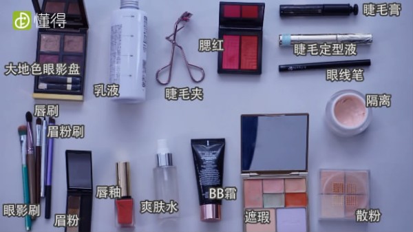 新手化妆步骤-需要准备水乳彩妆等化妆品