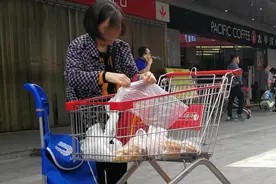 超市的免费塑料袋,别再随意扯回家用了,如何安全地挑选塑料袋?图片
