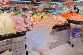 奉劝大家:超市里的“免费塑料袋”别拿回家用!当心害了家人图片