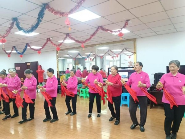 “养老站里的心灵乐章与生活充电站”翠云街道云竹路社区养老服务站老年大学特色快板课
