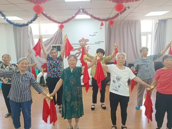 “养老站里的心灵乐章与生活充电站”翠云街道云竹路社区养老服务站老年大学特色快板课