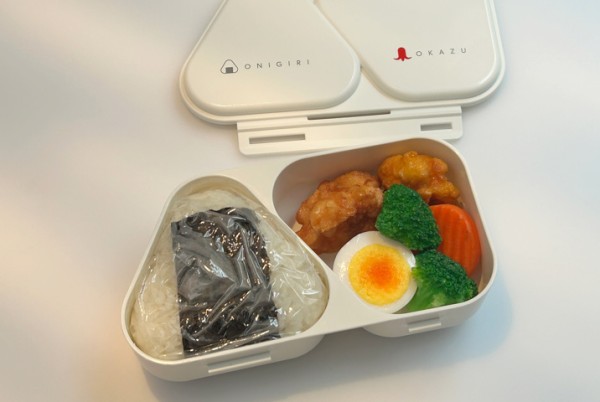 朝のおにぎり作りがぐっとラクに！ 押すだけの「おにぎりランチケース」