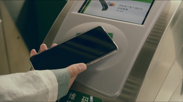 ▲即使手机息屏也能使用超级SIM卡刷公交地铁