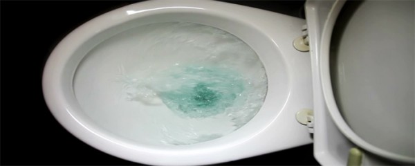 用水冲马桶.png