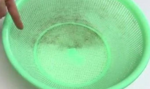 洗菜篮子脏了怎么洗？撒一把食用碱搞定难题，孔洞都干干净净