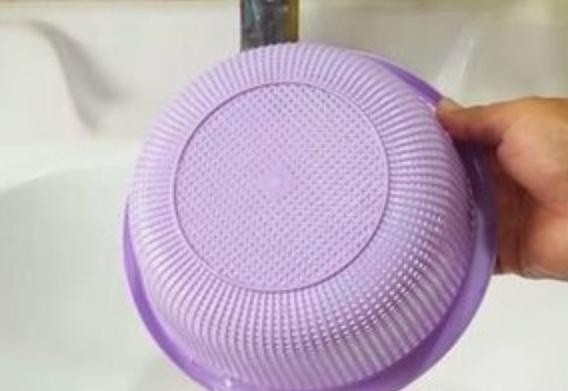 洗菜篮子脏了怎么洗？撒一把食用碱搞定难题，孔洞都干干净净
