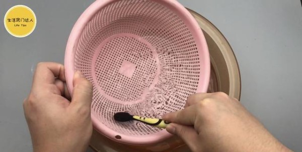 菜篮子污渍油渍洗不干净？水里加几样彻底清洗干净