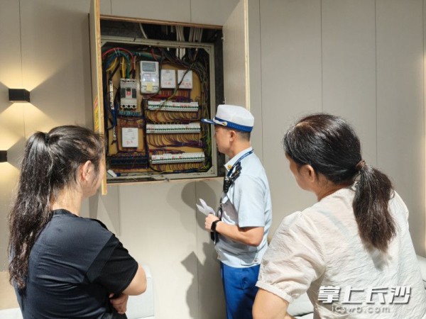 消防监督员多次进行指导，单位积极配合整改。长沙晚报通讯员 熊方圆 供图