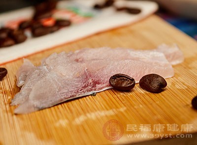 像鱼类、坚果、葵花籽和橄榄油中有含有大量的不饱和脂肪
