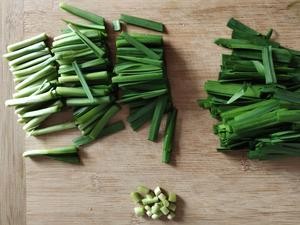 韭菜炒鸡蛋——三分钟快手下饭菜 掌握火候的秘诀的做法 步骤1