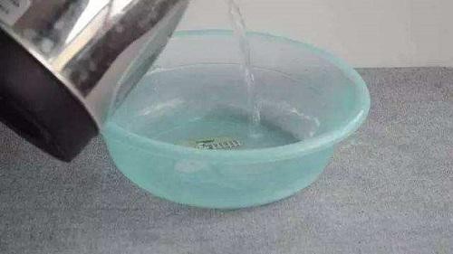 洗菜的篮子全是孔怎么洗？找个脸盆热水泡一泡，5分钟就管用