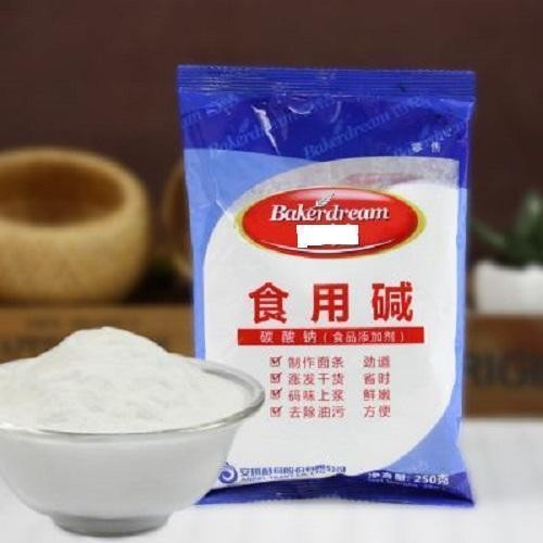 洗菜的篮子全是孔怎么洗？找个脸盆热水泡一泡，5分钟就管用