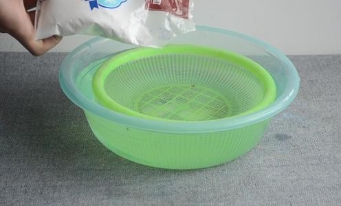 洗菜的篮子全是孔怎么洗？找个脸盆热水泡一泡，5分钟就管用