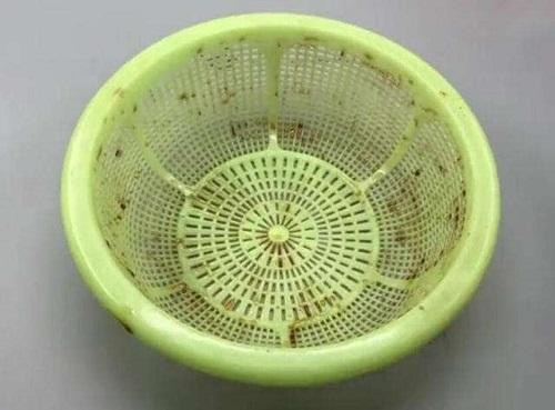 洗菜的篮子全是孔怎么洗？找个脸盆热水泡一泡，5分钟就管用