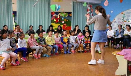 幼儿园中班餐桌礼仪教案（精选15篇）