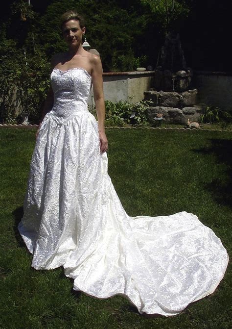 Where to purchase used wedding gowns.