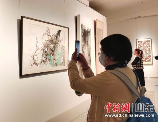 参观者拍摄徐福山画作《早春图》。侯艳艳 摄