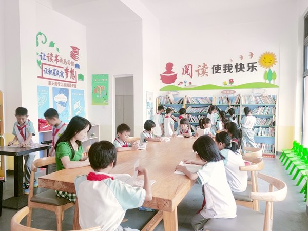 根竹镇幸福社区农家书屋管理员组织学生开展“四点半学堂”阅读活动。