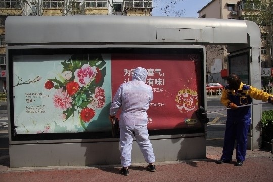 “立体净城”正当时，济南城管全力推进城市家具一体化综合保洁工作