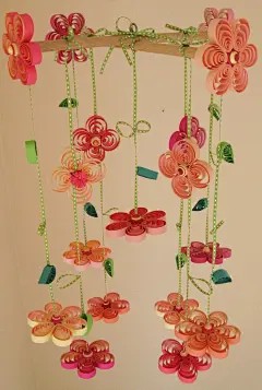 女婴婴儿床摇篮移动Quilled。那么漂亮..