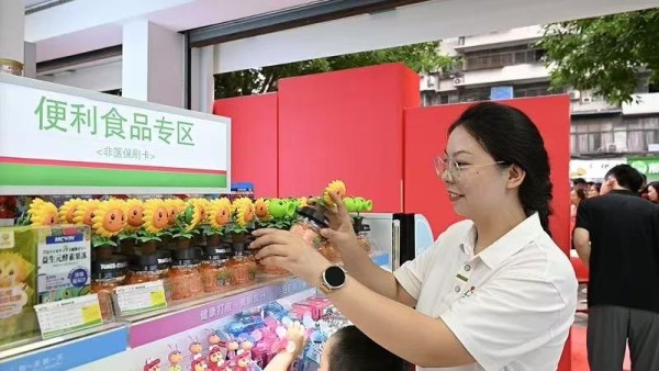 传统药店正不断升级。受访者供图