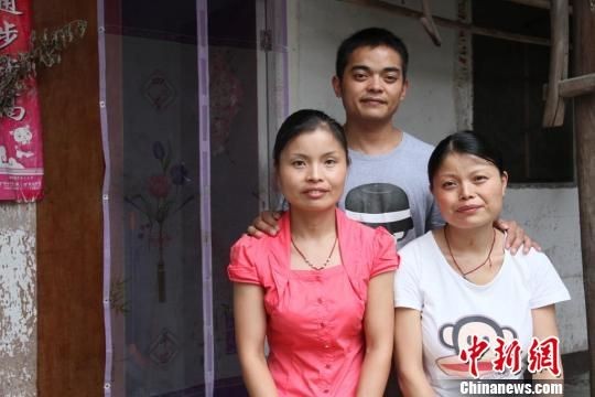 图为三姐弟。 张茵 摄