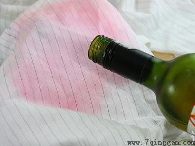 如何轻松洗掉衣服上的“顽固”红酒渍？