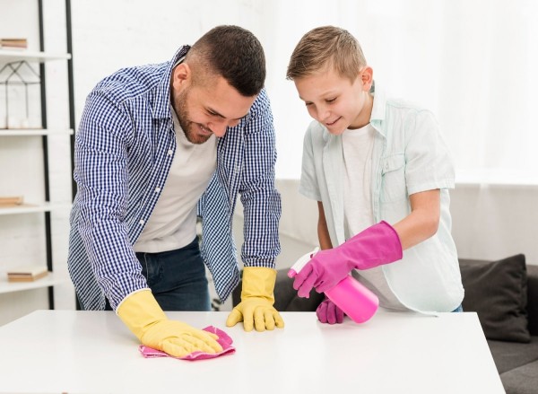Padre e hijo limpiando.
