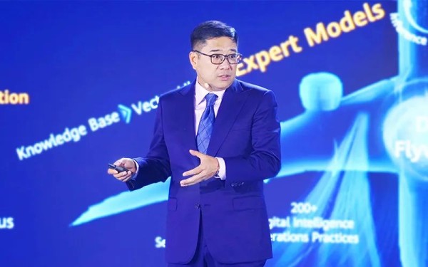 华为全球技术服务部总裁荀速发表主题演讲