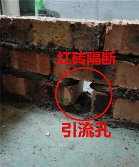 卫生间回填层红砖砌得整整齐齐，老师傅都知还要打个孔