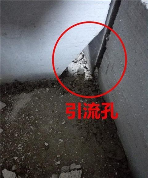 卫生间回填层红砖砌得整整齐齐，老师傅都知还要打个孔