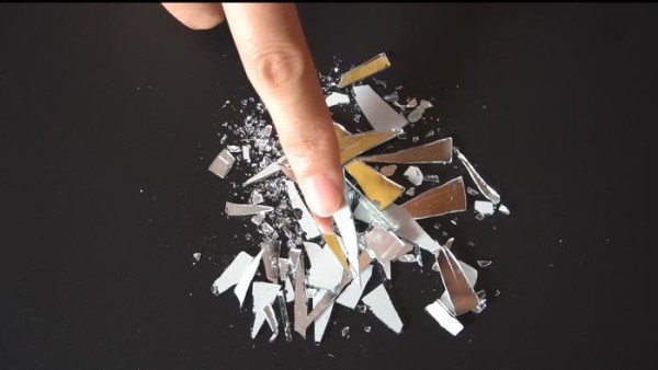 地上碎玻璃渣不要用手捡，教你2招比扫把扫得干净，不怕划伤手指
