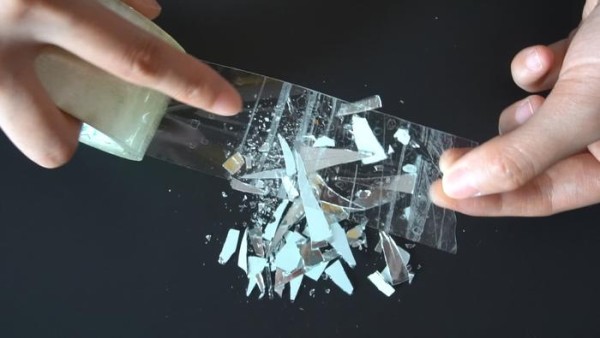 地上碎玻璃渣不要用手捡，教你2招比扫把扫得干净，不怕划伤手指