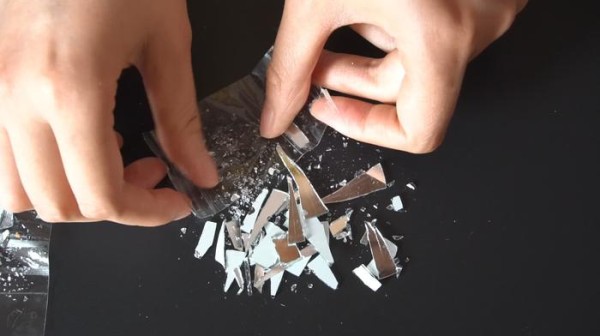 地上碎玻璃渣不要用手捡，教你2招比扫把扫得干净，不怕划伤手指