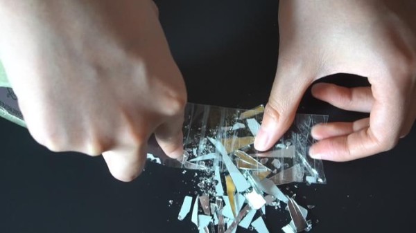 地上碎玻璃渣不要用手捡，教你2招比扫把扫得干净，不怕划伤手指