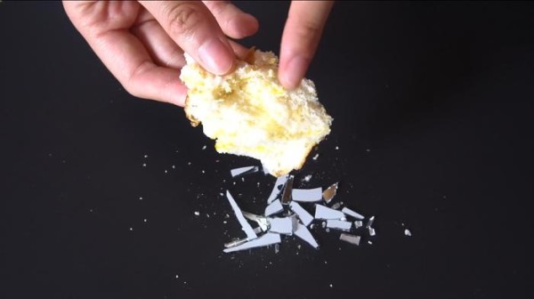 地上碎玻璃渣不要用手捡，教你2招比扫把扫得干净，不怕划伤手指
