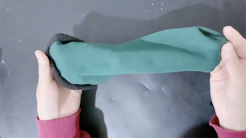 把袜子中间剪个开口，这样用很多人没想到，说啥也要试试